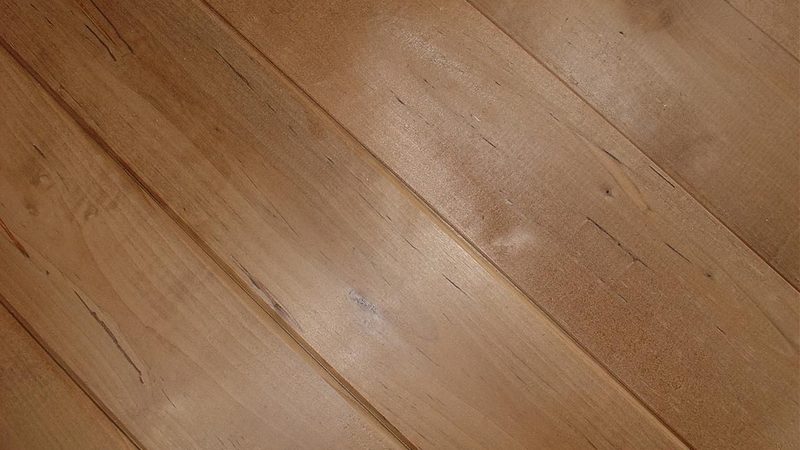 在成都地板厂家直销团购中，选购地板时需关注以下要点：