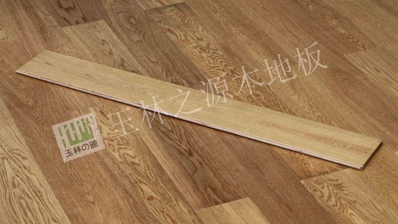 浅色实木地板搭配墙纸的五大美学原则